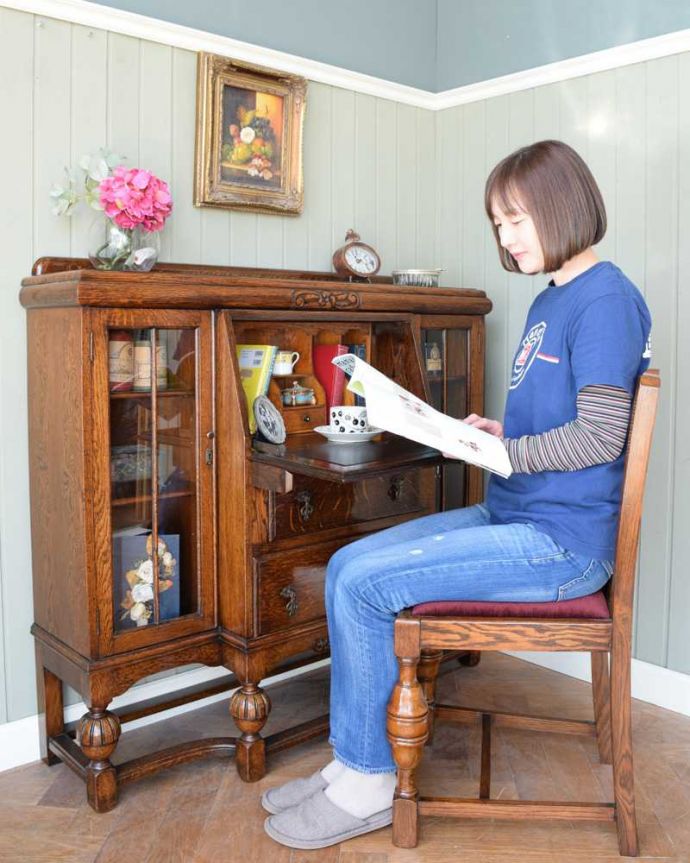 ビューロー　アンティーク家具　イギリスで見つけた便利なアンティーク家具、本棚とデスクが一つになったサイドバイサイド。あっという間に自分だけのデスクスペース扉を前に倒すと小さなビューローが。(q-1768-f)