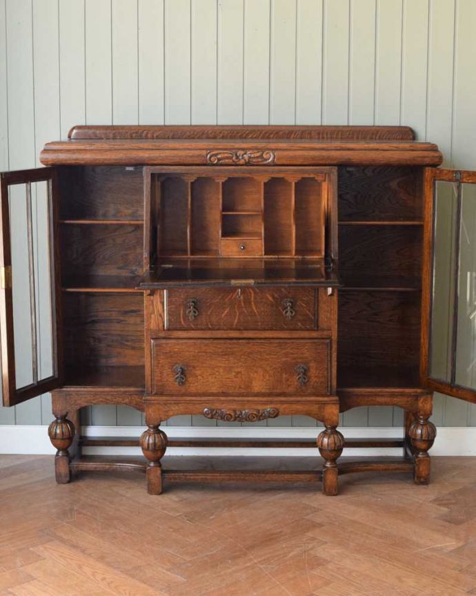 ビューロー　アンティーク家具　イギリスで見つけた便利なアンティーク家具、本棚とデスクが一つになったサイドバイサイド。扉を開けてみると･･･専門の職人がしっかり修復したので、扉の中もこんな感じでキレイです。(q-1768-f)