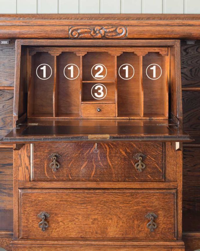 ビューロー　アンティーク家具　イギリスで見つけた便利なアンティーク家具、本棚とデスクが一つになったサイドバイサイド。デスク部分にはお片付け上手のヒミツ細々としたものがキレイに収納できるように細かく仕切られているので、いろんなものをスッキリ片付けられます。(q-1768-f)