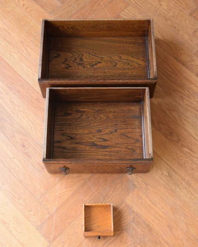 ビューロー　アンティーク家具　イギリスで見つけた便利なアンティーク家具、本棚とデスクが一つになったサイドバイサイド。もちろん引き出しの中もキレイに仕上げました引き出しの中は特にこだわって修復している場所。(q-1768-f)