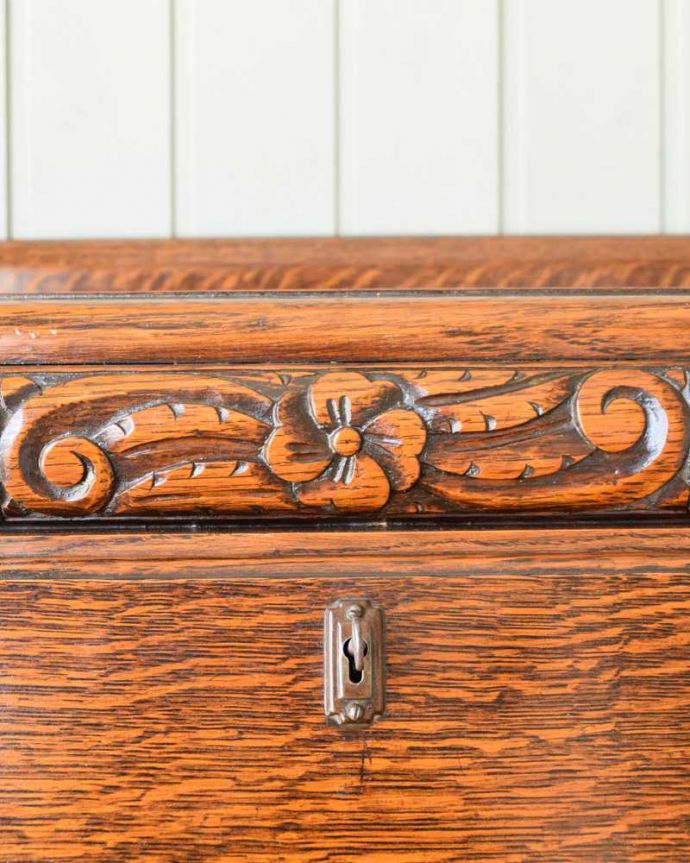 ビューロー　アンティーク家具　イギリスで見つけた便利なアンティーク家具、本棚とデスクが一つになったサイドバイサイド。いろんな場所にこだわり彫のデザインもいろいろです。(q-1768-f)