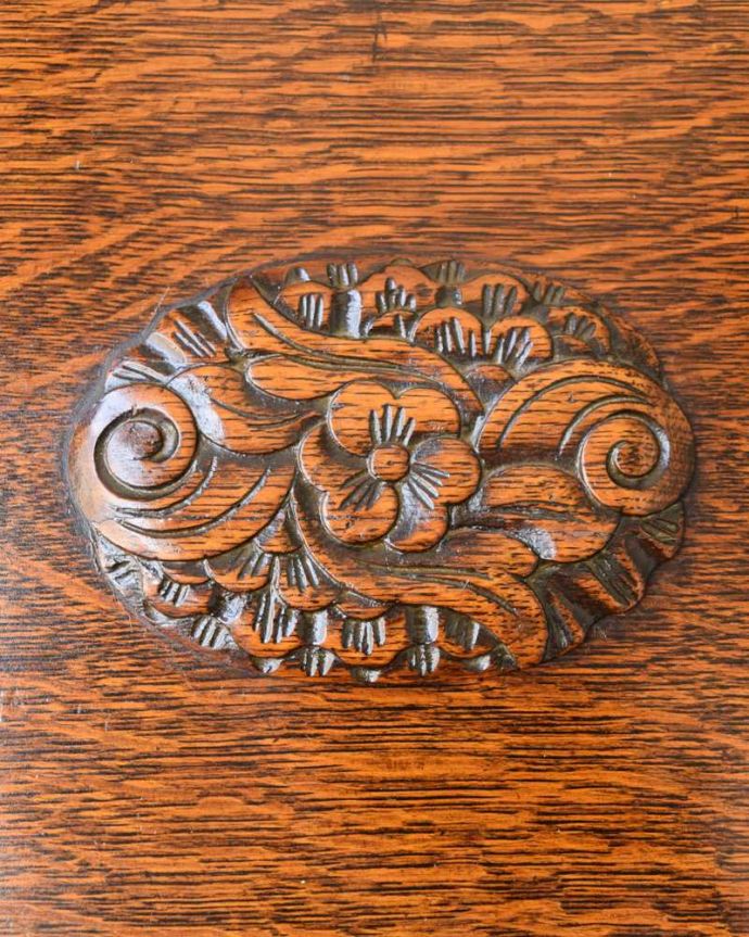 ビューロー　アンティーク家具　イギリスで見つけた便利なアンティーク家具、本棚とデスクが一つになったサイドバイサイド。惚れ惚れしちゃう美しさこんなに堅い無垢材に一体どうやって彫ったんだろう？と不思議になるくらい細かい彫にうっとりです。(q-1768-f)