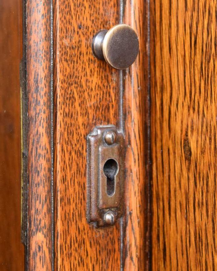 ビューロー　アンティーク家具　イギリスで見つけた便利なアンティーク家具、本棚とデスクが一つになったサイドバイサイド。アンティークらしいデザイン取っ手のデザインも美しいです。(q-1768-f)