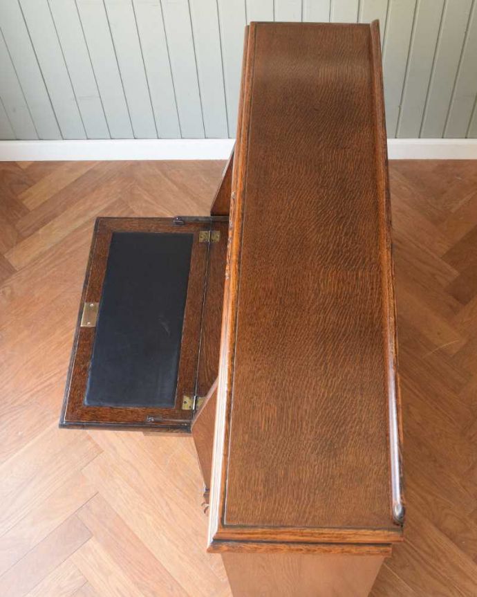 ビューロー　アンティーク家具　イギリスで見つけた便利なアンティーク家具、本棚とデスクが一つになったサイドバイサイド。上から見てみましょう天板の上から見てみるとこんな感じで奥行きが浅い家具なんです。(q-1768-f)