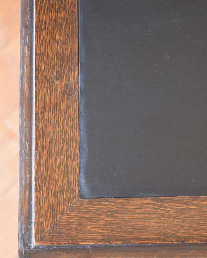 ビューロー　アンティーク家具　イギリスで見つけた便利なアンティーク家具、本棚とデスクが一つになったサイドバイサイド。やっぱり気になるデスク部分デスク部分の天板を近づいて見てみるとこんな感じです。(q-1768-f)