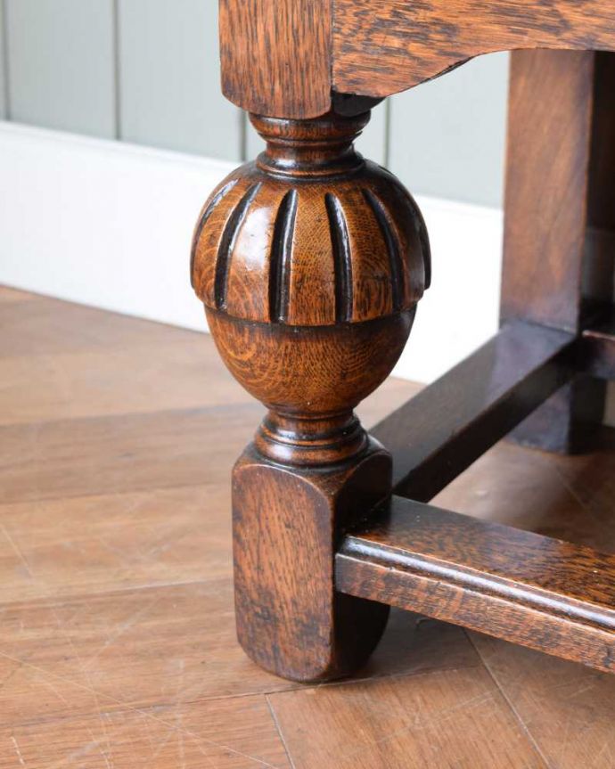 ビューロー　アンティーク家具　イギリスで見つけた便利なアンティーク家具、本棚とデスクが一つになったサイドバイサイド。女性でも運べちゃう理由は･･･Handleのアンティークは、女性1人でも移動が出来るように、脚の裏にフェルトキーパーをお付けしています。(q-1768-f)