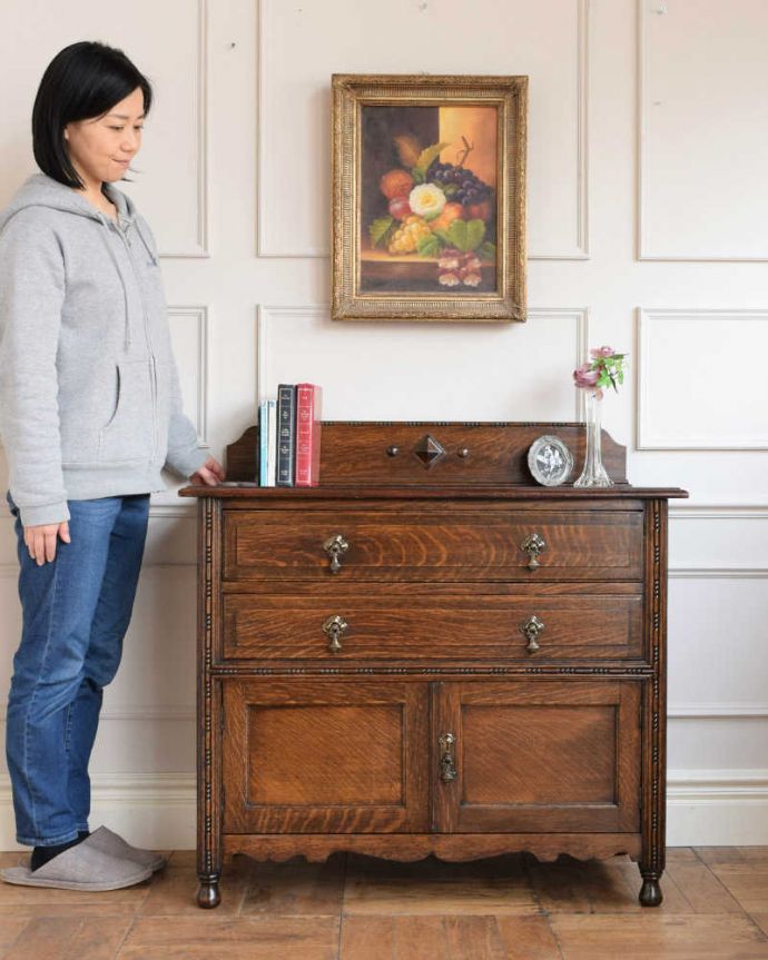 アンティークのチェスト　アンティーク家具　英国輸入のアンティーク家具、電話台にもなるカップボードチェスト（食器棚）。引き出しと扉、両方の収納が付いた便利な家具もともとベッドサイドに置いてカップ＆ソーサーを収納するために作られたカップボードチェスト。(q-1769-f)