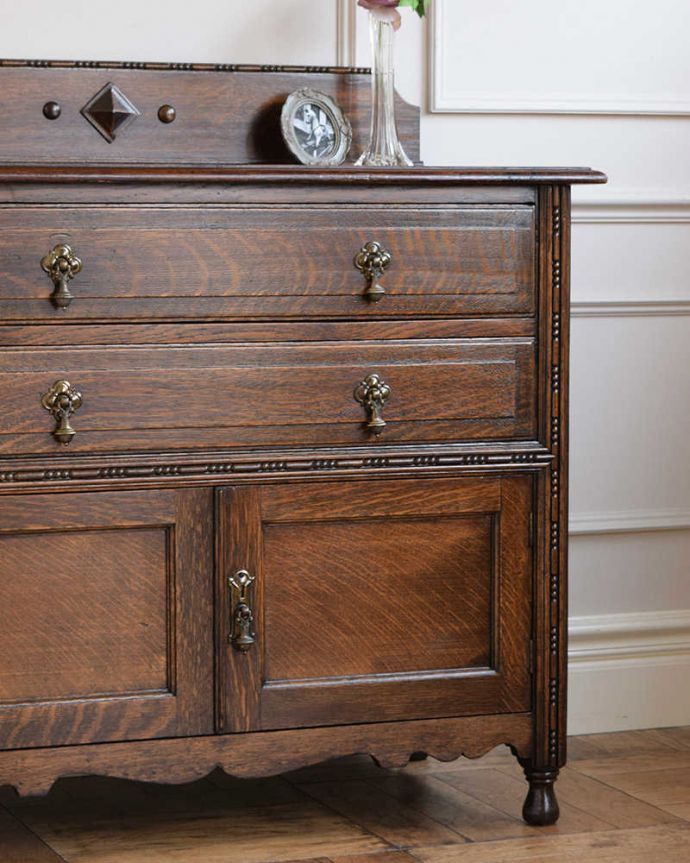 アンティークのチェスト　アンティーク家具　英国輸入のアンティーク家具、電話台にもなるカップボードチェスト（食器棚）。重厚な英国アンティークらしい雰囲気ドッシリとした木目は、現代では手に入れることが出来ないアンティークらしい部分。(q-1769-f)