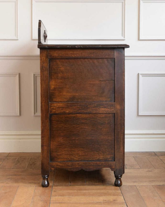 アンティークのチェスト　アンティーク家具　英国輸入のアンティーク家具、電話台にもなるカップボードチェスト（食器棚）。横から見てもステキなんです。(q-1769-f)