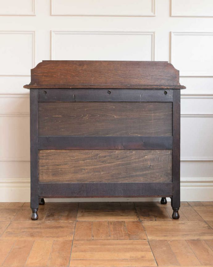 アンティークのチェスト　アンティーク家具　英国輸入のアンティーク家具、電話台にもなるカップボードチェスト（食器棚）。後ろ姿にも自信がありますアンティークは新品ではないので経年変化によるキズはありますが、専門の職人が修復したので後ろ姿までキレイです。(q-1769-f)