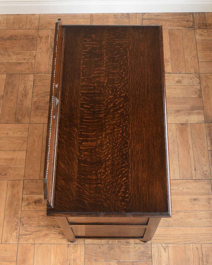 アンティークのチェスト　アンティーク家具　英国輸入のアンティーク家具、電話台にもなるカップボードチェスト（食器棚）。天板にモノを置いても使えます。(q-1769-f)