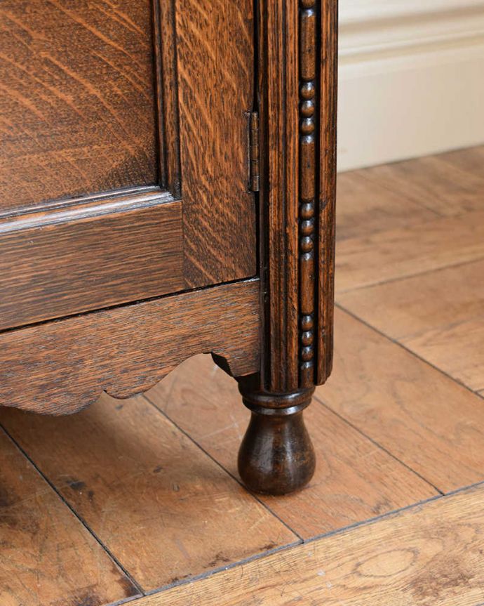 アンティークのチェスト　アンティーク家具　英国輸入のアンティーク家具、電話台にもなるカップボードチェスト（食器棚）。女性１人でラクラク運べちゃうんですHandleのアンティークは、脚の裏にフェルトキーパーをお付けしています。(q-1769-f)