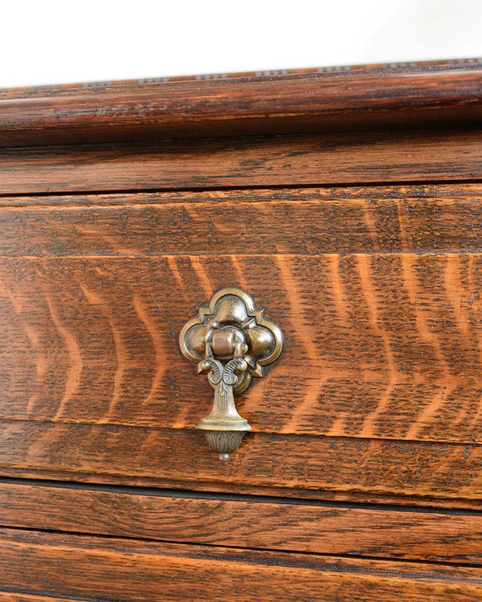 アンティークのチェスト　アンティーク家具　英国輸入のアンティーク家具、電話台にもなるカップボードチェスト（食器棚）。アクセサリーの様な取っ手。(q-1769-f)