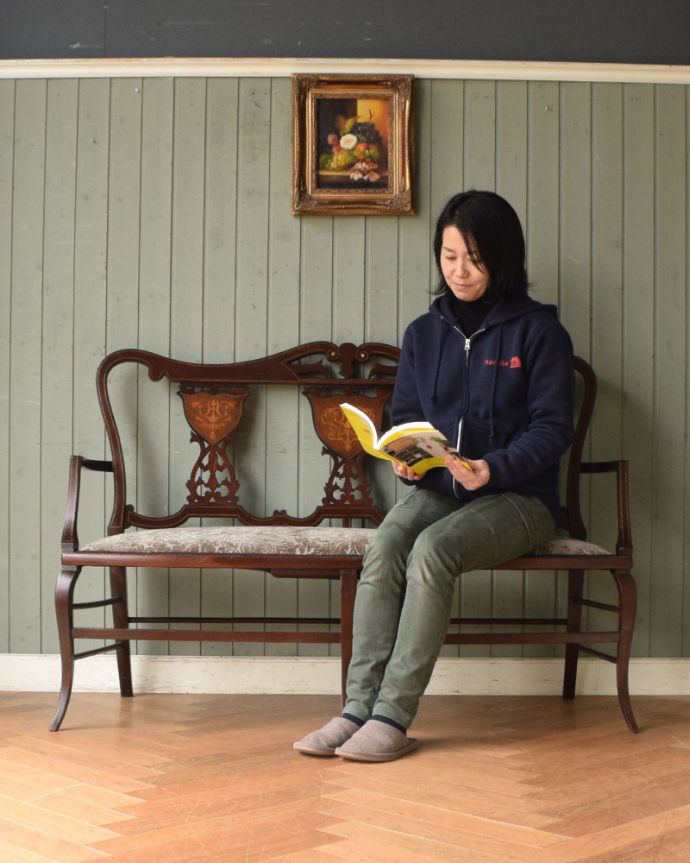 セティ・ソファ・ベンチ アンティーク チェア マホガニー材でできたセティ(ソファベンチ)、アンティークの英国椅子。いつものティータイムが優雅に大変身!時間を忘れてくつろいでしまいます。(q-177-c)