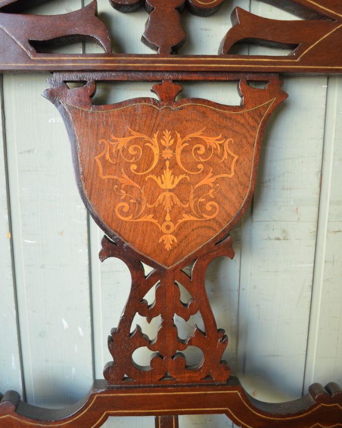 セティ・ソファ・ベンチ アンティーク チェア マホガニー材でできたセティ(ソファベンチ)、アンティークの英国椅子。芸術作品のような迫力満点の彫です!木目や色は1脚1脚微妙に違いますが、どれもキレイに仕上げています。(q-177-c)