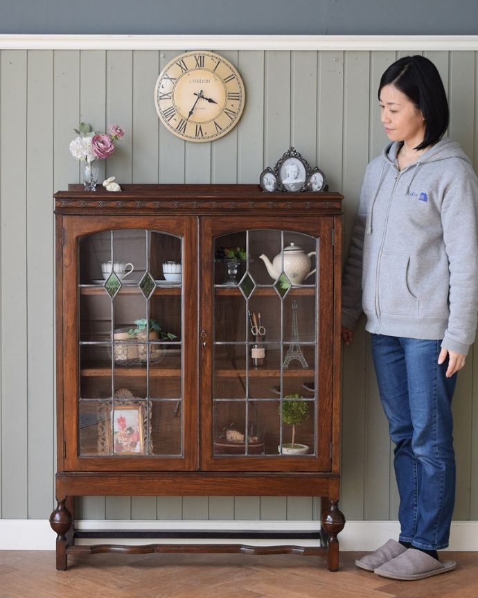 アンティークのキャビネット アンティーク家具 ステンドグラス入りの英国のアンティークブックケース(本棚) 。ステンドグラスの扉が美しいキャビネット扉がステンドグラスになっているから、キャビネットとステンドグラスの両方を一気に手に入れることが出来ちゃうんです。(q-1770-f)