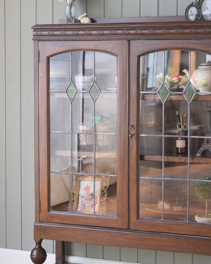 アンティークのキャビネット アンティーク家具 ステンドグラス入りの英国のアンティークブックケース(本棚) 。まずはステンドグラスを楽しみましょう現代のように機械が発達していない時代に作られたステンドグラス。(q-1770-f)