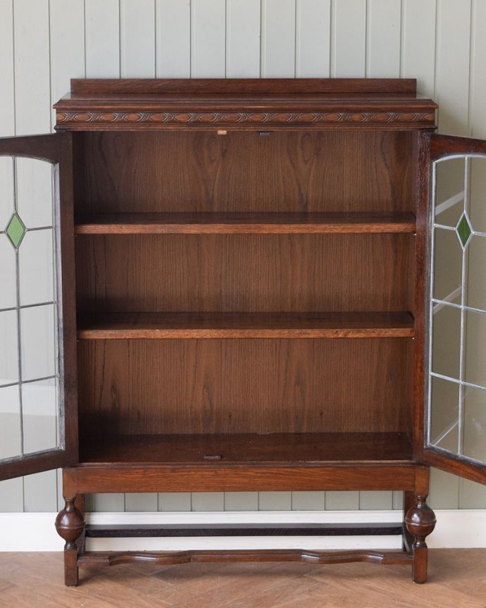 アンティークのキャビネット アンティーク家具 ステンドグラス入りの英国のアンティークブックケース(本棚) 。扉を開けた内側はこんな感じですキャビネットの中も職人がしっかり修復したのでキレイです。(q-1770-f)