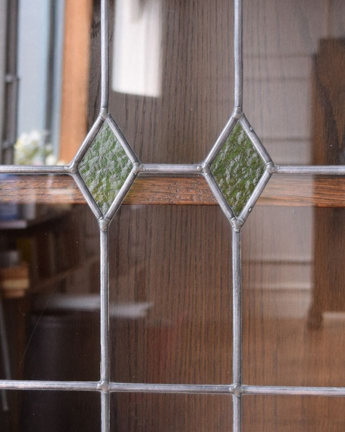 アンティークのキャビネット アンティーク家具 ステンドグラス入りの英国のアンティークブックケース(本棚) 。アンティークのガラスの美しさガラスも古いアンティークのステンドグラスは独特の雰囲気が魅力。(q-1770-f)