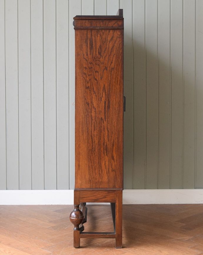 アンティークのキャビネット アンティーク家具 ステンドグラス入りの英国のアンティークブックケース(本棚) 。横から見てもステキもちろん横もキレイに修復していますので、横顔だって美しいんです。(q-1770-f)