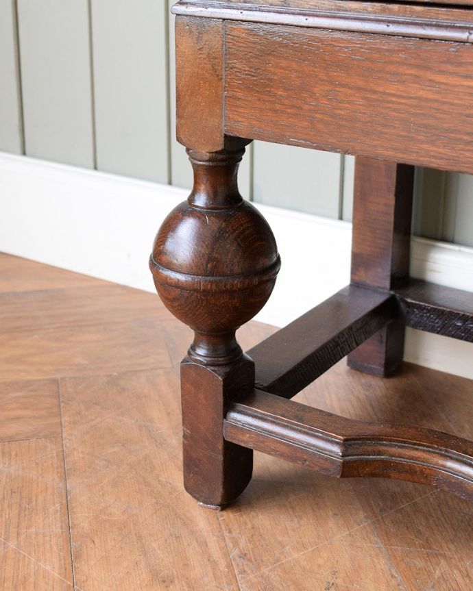 アンティークのキャビネット アンティーク家具 ステンドグラス入りの英国のアンティークブックケース(本棚) 。女性1人でもラクに運べちゃうヒミツHandleのアンティークは、脚の裏にフェルトキーパーをお付けしているので、床を滑らせれば女性でも移動がカンタンに出来ます!ご安心下さい。(q-1770-f)