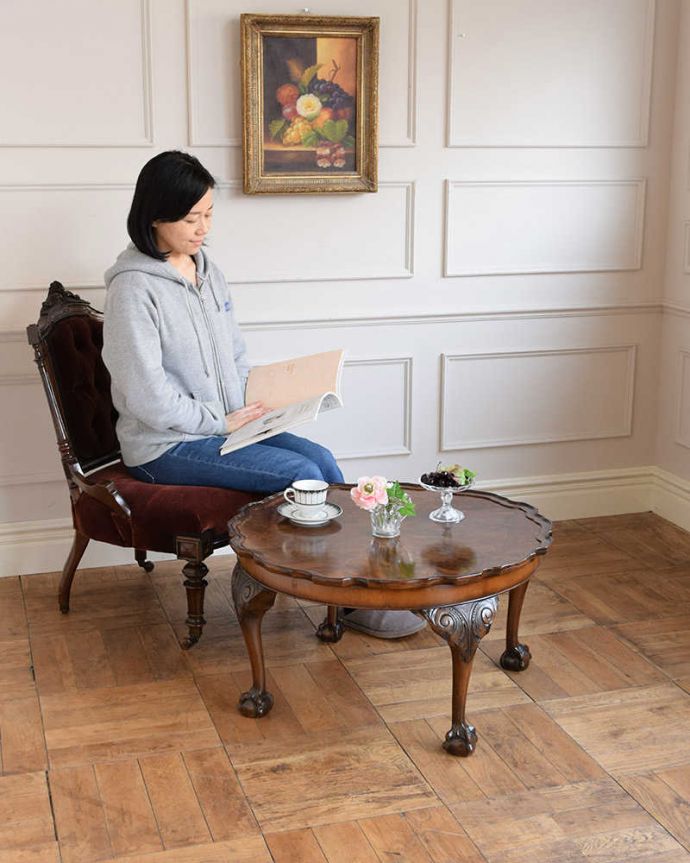 アンティークのテーブル　アンティーク家具　丸いお花の天板が可愛い、英国のアンティークコーヒーテーブル。優雅な時間が過ごせる英国スタイルのコーヒーテーブルどんな場所に置いても美しいデザインでみんなを魅了する英国アンティーク。(q-1771-f)