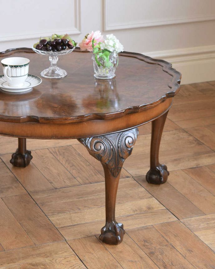 アンティークのテーブル　アンティーク家具　丸いお花の天板が可愛い、英国のアンティークコーヒーテーブル。英国らしいデザインのうつくしさにうっとり･･･脚のデザインだけ見ても、アンティークらしさが感じられるんです。(q-1771-f)