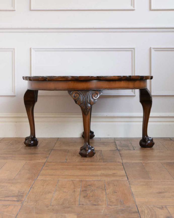 アンティークのテーブル　アンティーク家具　丸いお花の天板が可愛い、英国のアンティークコーヒーテーブル。横から見た姿もステキ横から見るとこんな感じ。(q-1771-f)