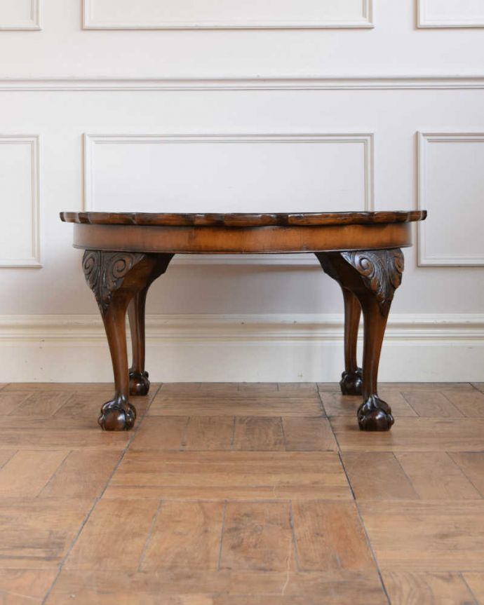 アンティークのテーブル　アンティーク家具　丸いお花の天板が可愛い、英国のアンティークコーヒーテーブル。クルッと回転見る角度によって、なんだか違って見える脚。(q-1771-f)