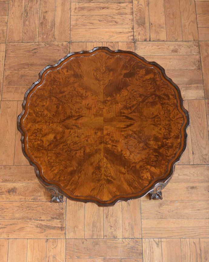 アンティークのテーブル　アンティーク家具　丸いお花の天板が可愛い、英国のアンティークコーヒーテーブル。天板を上から見ると･･･コーヒーテーブルの天板は毎日使う場所だから専門の職人がしっかり修復しました。(q-1771-f)