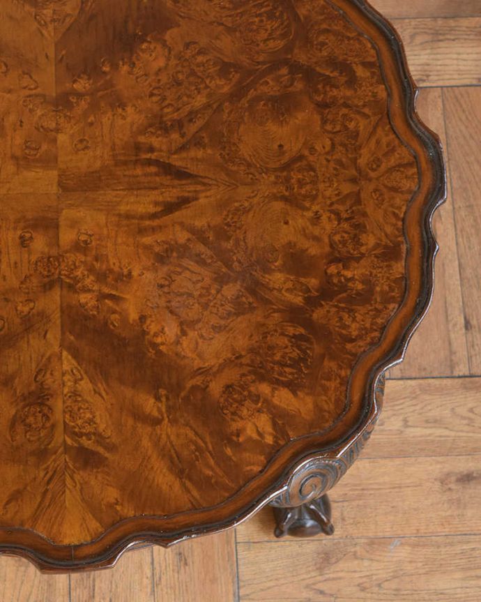 アンティークのテーブル　アンティーク家具　丸いお花の天板が可愛い、英国のアンティークコーヒーテーブル。近づいて見てみると･･･アンティークはもちろん新品ではないので小さなキズや汚れはありますが、キレイにお直ししたので満足して頂ける自信があります！。(q-1771-f)