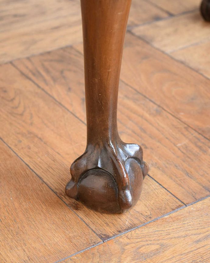 アンティークのテーブル　アンティーク家具　丸いお花の天板が可愛い、英国のアンティークコーヒーテーブル。持ち上げなくても移動できます！Handleのアンティークは、脚の裏にフェルトキーパーをお付けしていますので、床を滑らせてれば移動が簡単です。(q-1771-f)