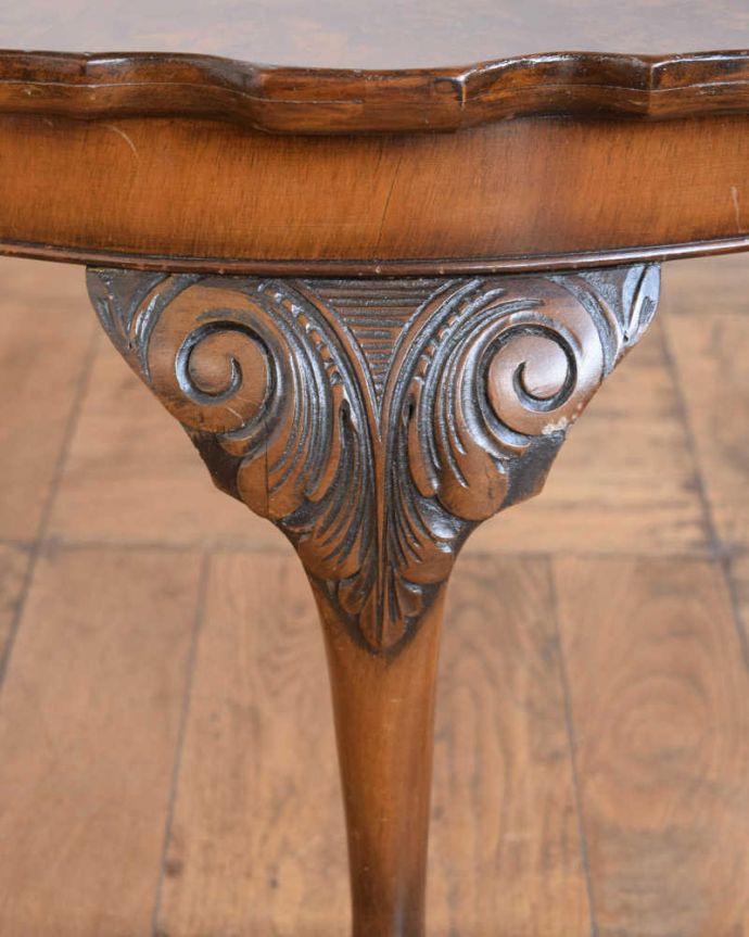 アンティークのテーブル　アンティーク家具　丸いお花の天板が可愛い、英国のアンティークコーヒーテーブル。惚れ惚れしちゃう美しさこんなに堅い無垢材に一体どうやって彫ったんだろう？と不思議になるくらい細かい彫にうっとりです。(q-1771-f)