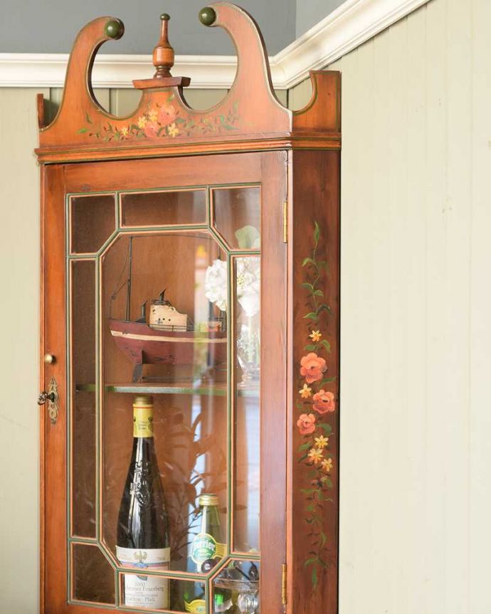 ウォールキャビネット アンティーク家具 お花が描かれたアンティーク家具、お部屋の角を彩る壁付けのコーナーキャビネット。何を入れてもOK!全部が素敵に見えちゃう!すべてが特別なものに見えてきちゃいます。(q-1772-f)