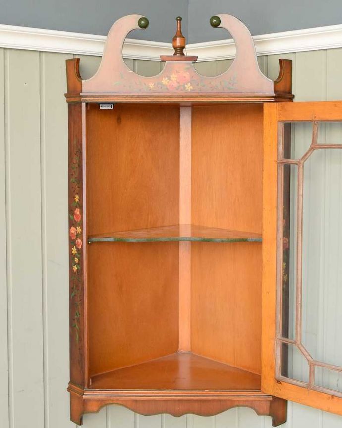 ウォールキャビネット アンティーク家具 お花が描かれたアンティーク家具、お部屋の角を彩る壁付けのコーナーキャビネット。扉を開けて中を見てみると…キャビネットの中も職人がしっかり修復したのでキレイです。(q-1772-f)