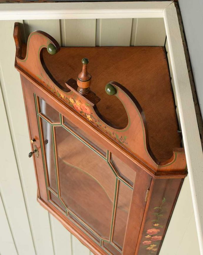 ウォールキャビネット アンティーク家具 お花が描かれたアンティーク家具、お部屋の角を彩る壁付けのコーナーキャビネット。上から見るとこんな感じもちろん天板もピカピカにお直ししました。(q-1772-f)