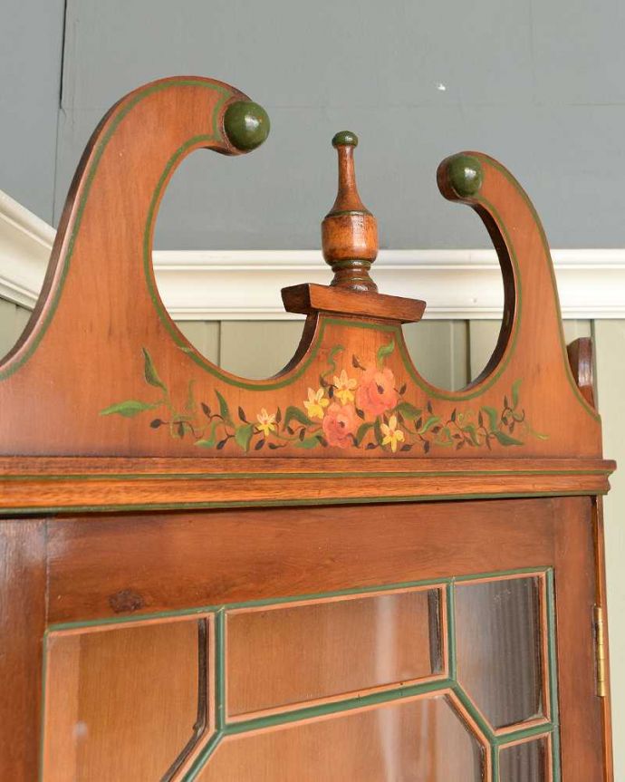 ウォールキャビネット アンティーク家具 お花が描かれたアンティーク家具、お部屋の角を彩る壁付けのコーナーキャビネット。ここの彫も最上級の美しさいろんな部分の美しさが重なり合って、最上級の美しさを醸し出してくれます。(q-1772-f)