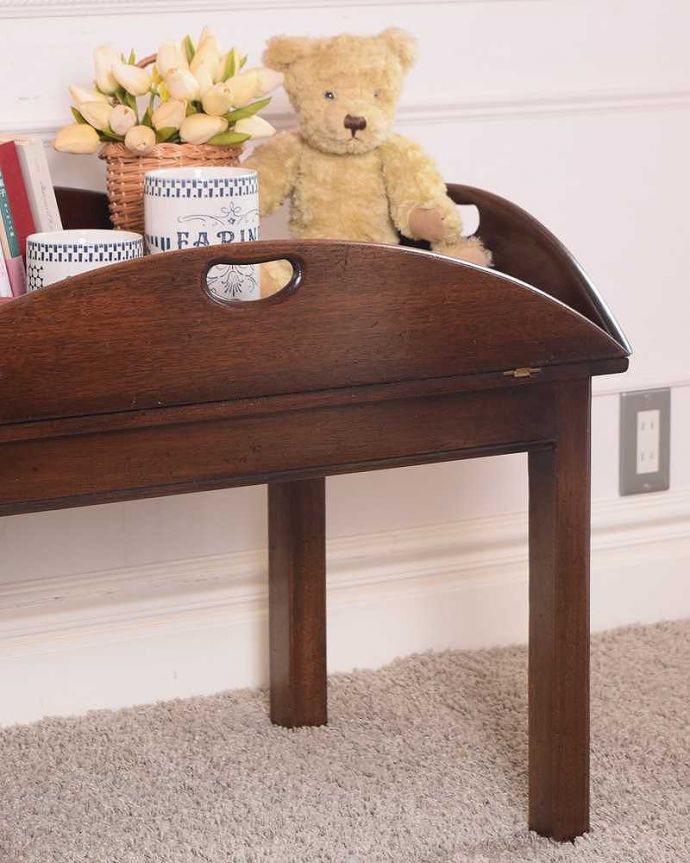 アンティークのテーブル アンティーク家具 イギリスのアンティーク家具、伸張式コーヒーテーブル(バタフライテーブル)。天板の形が変わります!天板を立てると・・・小物入れにトランスフォーム!同じ家具とは思えないくらい形が変わるんです。(q-1773-f)