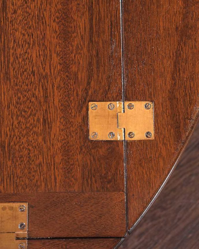 アンティークのテーブル アンティーク家具 イギリスのアンティーク家具、伸張式コーヒーテーブル(バタフライテーブル)。近づいて見てみると・・・天板を近くで見て下さい。(q-1773-f)