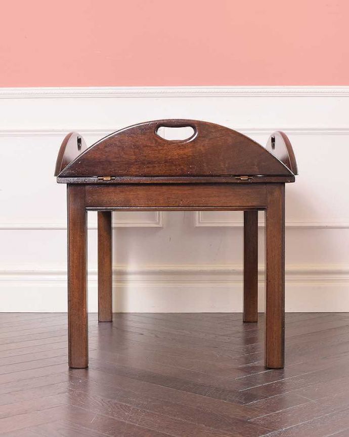 アンティークのテーブル アンティーク家具 イギリスのアンティーク家具、伸張式コーヒーテーブル(バタフライテーブル)。こちら側は・・・天板を立てて、このまま持ち運びできます。(q-1773-f)