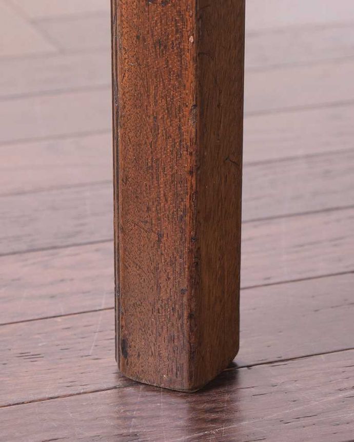 アンティークのテーブル アンティーク家具 イギリスのアンティーク家具、伸張式コーヒーテーブル(バタフライテーブル)。持ち上げなくても移動できます!Handleのアンティークは、脚の裏にフェルトキーパーをお付けしていますので、床を滑らせてれば移動が簡単です。(q-1773-f)