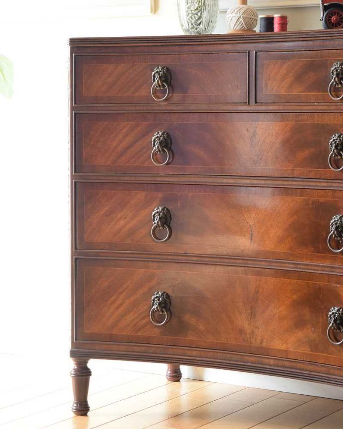 アンティークのチェスト　アンティーク家具　木目の美しさに魅了されるアンティーク英国家具、凹型のチェスト。アンティークだから手に入る質の良さ現代では手に入れることが出来ない質のいい素材が使われているのもアンティーク家具の特長。(q-1774-f)