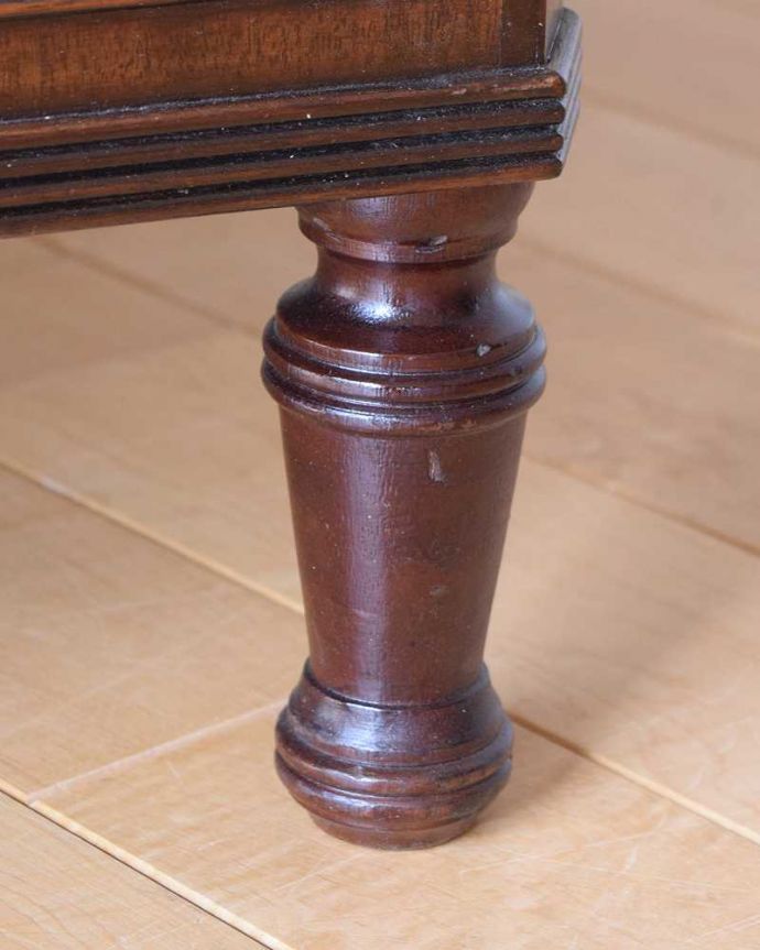 アンティークのチェスト　アンティーク家具　木目の美しさに魅了されるアンティーク英国家具、凹型のチェスト。女性1人でラクラク運べちゃう仕掛けHandleのアンティークは、脚の裏にフェルトキーパーをお付けしています。(q-1774-f)