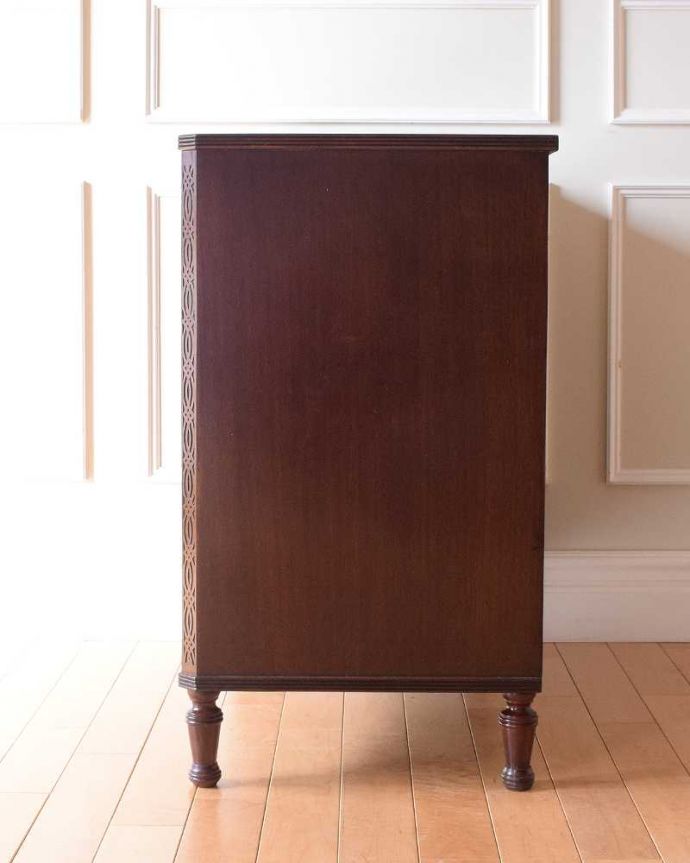 アンティークのチェスト　アンティーク家具　木目の美しさに魅了されるアンティーク英国家具、凹型のチェスト。横顔もキレイですどこから見られても絵になるスタイル。(q-1774-f)