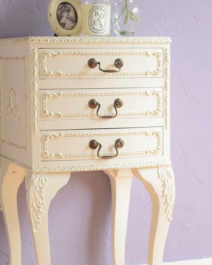 アンティークのチェスト　アンティーク家具　フランス輸入のアンティーク家具、優美なホワイトペイントのベッドサイドチェスト 。女子力がUPしちゃう優雅な曲線美フランスらしいエレガントな曲線が一番の魅力です。(q-1776-f)