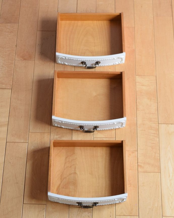 アンティークのチェスト　アンティーク家具　フランス輸入のアンティーク家具、優美なホワイトペイントのベッドサイドチェスト 。引き出しの中もキレイに修復しましたチェストで一番気になる引き出しの中も、もちろん専門の職人がキレイに修復しました。(q-1776-f)