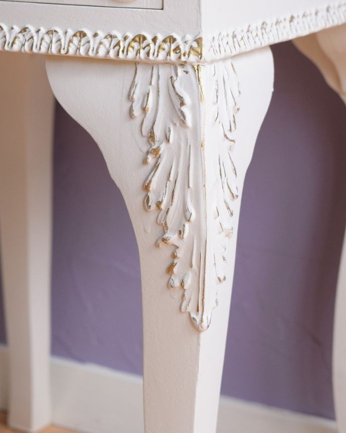 アンティークのチェスト　アンティーク家具　フランス輸入のアンティーク家具、優美なホワイトペイントのベッドサイドチェスト 。やっぱりココがフランスらしい美しい彫にうっとり･･･ポイントポイントの装飾がキレイです。(q-1776-f)