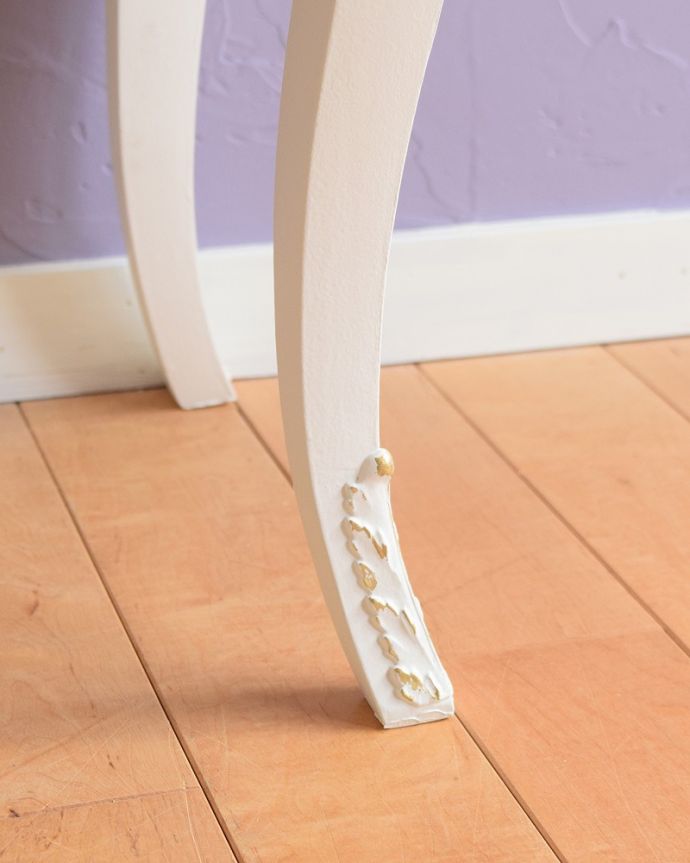 アンティークのチェスト　アンティーク家具　フランス輸入のアンティーク家具、優美なホワイトペイントのベッドサイドチェスト 。女性1人でラクラク運べちゃう仕掛けHandleのアンティークは、脚の裏にフェルトキーパーをお付けしています。(q-1776-f)