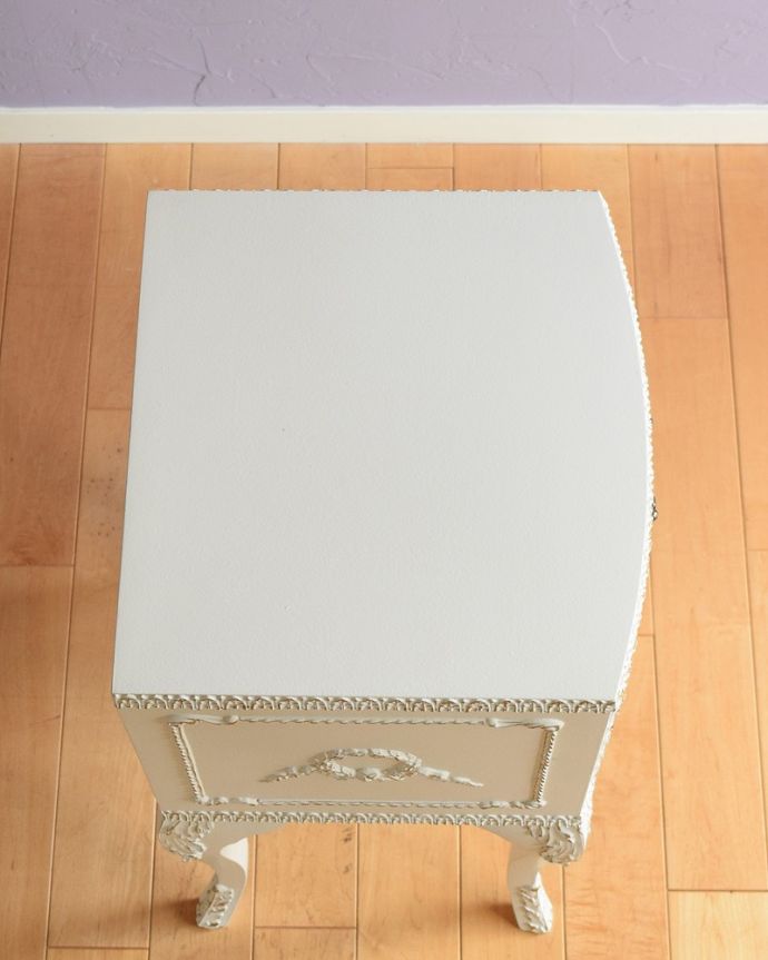 アンティークのチェスト　アンティーク家具　フランス輸入のアンティーク家具、優美なホワイトペイントのベッドサイドチェスト 。何を置こうかな･･･？上から見ると天板の形はこんな感じです。(q-1776-f)