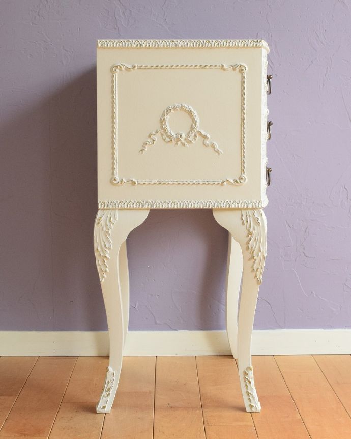 アンティークのチェスト　アンティーク家具　フランス輸入のアンティーク家具、優美なホワイトペイントのベッドサイドチェスト 。横顔だって美しいんですどこから見ても美しく見えるように、横側もキレイに修復してあります。(q-1776-f)